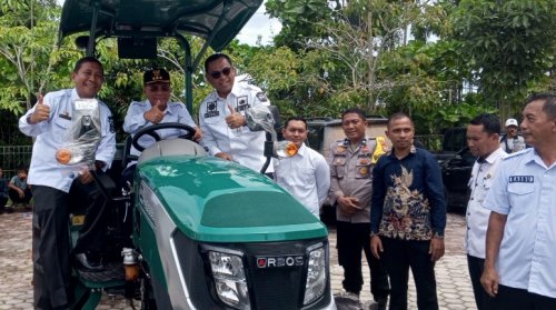 Menteri Pertanian serahkan bantuan alat modern, petani Rohil sambut antusias (foto/afrizal)