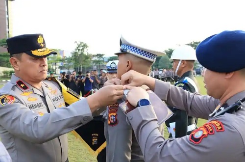 Wakapolda Riau sematkan pita tanda dimulainya pelaksanaan Operasi Keselamatan Lancang Kuning 2026.(foto: tribunpekanbaru.com)