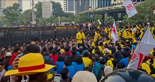 Salah satu mahasiswa menyampaikan orasinya dalam unjuk rasa di  Jakarta Pusat beberapa waktu lalu (foto/Kompas)