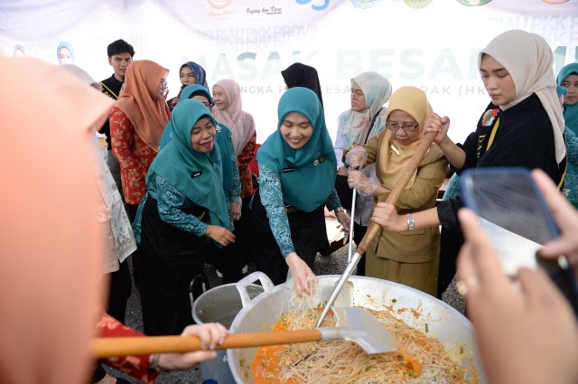 Ketua TP PKK Riau, Henny Sasmita Wahid masak mi sagu porsi besar (foto/yuni)