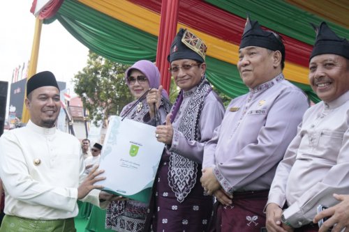 Bupati Inhu, Ade Agus memberi cendera hati khusus untuk Menteri Agama di arena MTQ (foto/ist)
