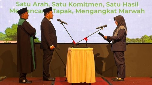 Bupati Siak, Afni Zulkifli saat mengambil sumpah dan melantik Robi Junipa sebagai Direktur PT BSP masa jabatan 2026–2031 di Pekanbaru, Selasa (7/7/2026). Foto budy
