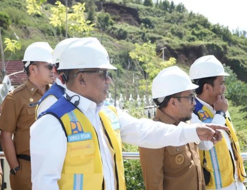 Direktur Jenderal Sumber Daya Air Kementerian PU Arnold Aristoteles Paplapna Ritiauw tinjau pembangunan Bendungan di Buru, Maluku. ANTARA/HO-Kementerian PU