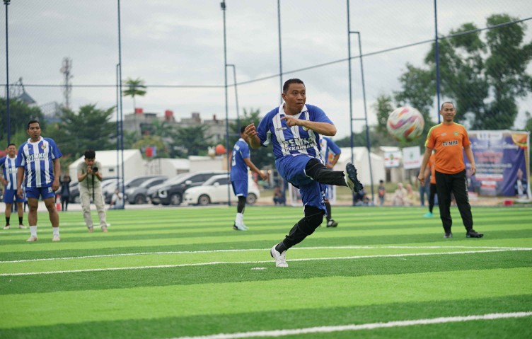 Wakil Walikota Pekanbaru, Markarius cetak gol di laga spesial Hari Guru 2025 (foto/ist)