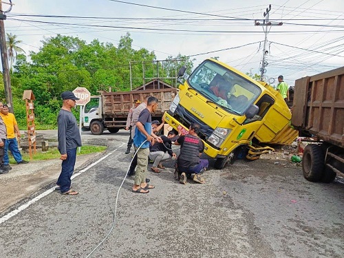 Truk terperosoko di Meranti.(foto: mcr)