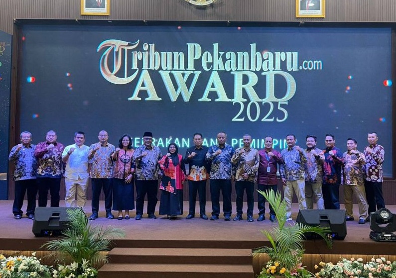 Gubernur Riau (Gubri) Abdul Wahid meraih penghargaan The Best Governor in Green Environment Tribun Pekanbaru Award 2025 di Hotel Grand Elite Pekanbaru, Rabu (27/8/2025) malam.