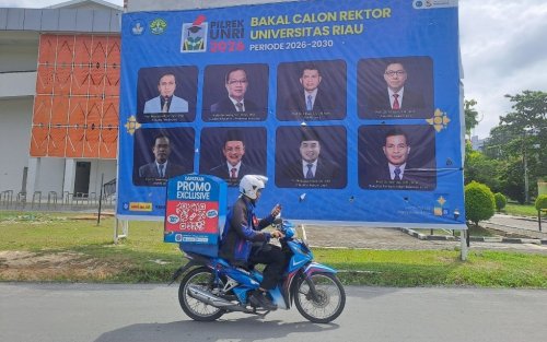 Baliho delapan kandidat resmi berebut kursi Rektor Unri Periode 2026–2030 (foto/riki)