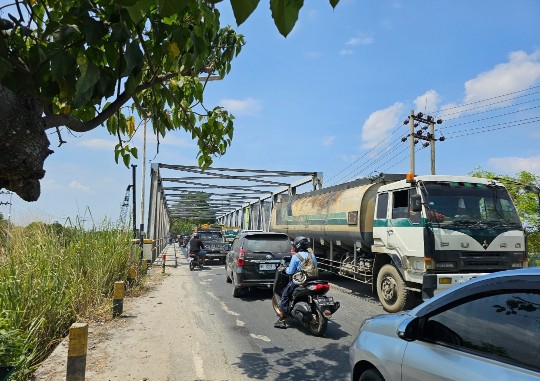 Terjadi antrian panjang akibat sistem buka tutup di Jembatan sungai masjid Kota Dumai (foto/bambang)