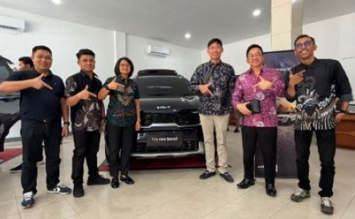 Manajemen Dealer KIA Soekarno Hatta Pekanbaru foto bersama usai soft opening, belum lama ini. Foto Istimewa