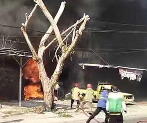 Kobaran api hanguskan dua ruko di Jalan Jenderal, Kelurahan Labuh Baru, Kota Pekanbaru, Senin (27/7/2026).
