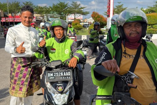 Ketua Fraksi Demokrat DPRD Pekanbaru, Achmad Faisal Reza traktir BBM gratis untuk ojol di Pekanbaru.(foto: mimi/halloriau.com)
