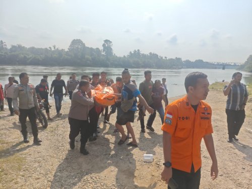 Korban yang terjatuh dari Jembatan Rantau Berangin, Kampar ditemukan meninggal (foto/int)