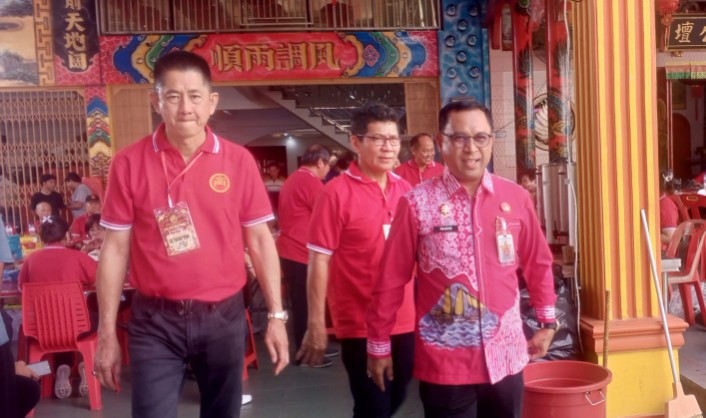 Sekda Rokan Hilir, Fauzie Efrizal membuka Baksos pengobatan gratis dan pembagian sembako yang diadakan Kin Men Riau (foto/afrizal)