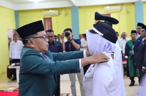 Bupati Meranti, H Asmar saat pelantikan pejabat Pemkab Meranti.(foto: tribunpekanbaru.com)