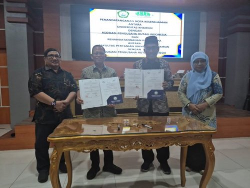 Ketua Umum APHI Soewarso (kedua dari kiri) bersama perwakilan Universitas Khairun menunjukkan dokumen Nota Kesepahaman dan Perjanjian Kerja Sama usai penandatanganan kolaborasi penguatan pendidikan, riset, dan pengembangan kehutanan berkelanjutan di Ternate, Maluku Utara. (Foto: Humas APHI)