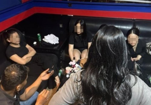 Anak bupati dan selebgram Pekanbaru terjaring razia diduga pesta narkoba di hiburan malam. 