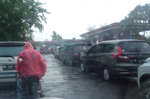 Antrean panjang kendaraan mengisi BBM pertalite di SPBU Jalan Harapan Raya Ujung Pekanbaru.(foto: barkah/halloriau.com)