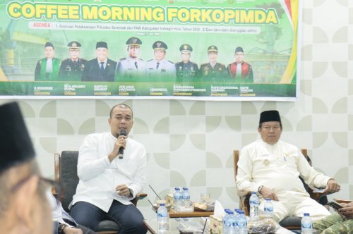 Bupati Inhu, Ade Agus Hartanto soroti minimnya calon Kades di Desa Sanglap.(foto: istimewa)