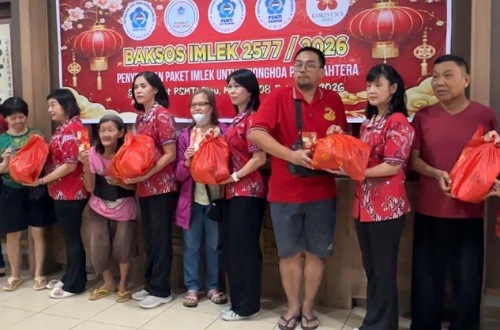 PSMTI Riau berbagi paket Bansos dalam rangka Imlek 2026.(foto: meri/halloriau.com)