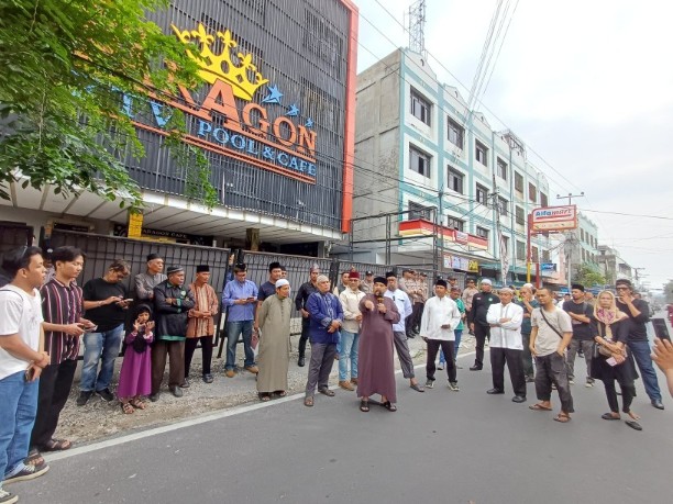 Mantan Gubernur Riau, Edy Natar Nasution berorasi dan mengkritik kondisi di New Paragon (foto/Angga)