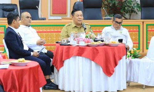 Plt Gubernur Riau, SF Hariyanto bersama pimpinan DPRD Riau.(foto: mcr)