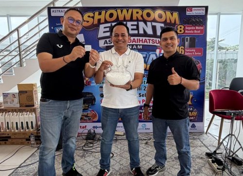 Supervisor Daihatsu SM Amin SM Sales Poin Rumbai, Aries Novriansyah (kiri) mencabut undian berhadiah salah seorang konsumen yang melakukan SPK, Sabtu (18/7/2026). Foto Ist