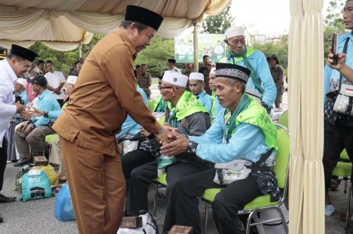Wabup Inhu, Hendrizal sambut kepulangan jamaah haji Kloter 11 Kabupaten Inhu tahun 2026 di halaman Kantor Bupati Inhu.(foto: istimewa)