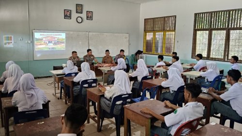 Polsek Rimba Melintang sosialisasi bahaya narkoba di SMKN 1 Rimba Melintang.(foto: afrizal/halloriau.com)