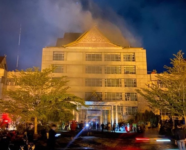 Kebakaran Kantor Bupati Inhil di Jalan Akasia, Tembilahan, Selasa malam (6/1/2026).