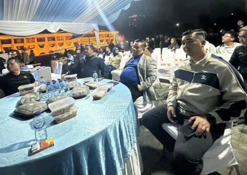 Plt Gubri SF Hariyanto saat mengikuti Nobar Piala Dunia 2026 di halaman kantor gubernur Riau, Minggu (21/6/2026) dini hari. (Biro Adpim Riau)