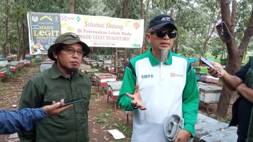 Peternak Madu Akasia, Bambang Sugeng (kiri) dan Forest Protection Head Minas PT Arara Abadi-APP Group, Aep Mahmudin (kanan).(foto: barkah/halloriau.com)
