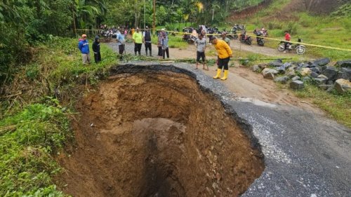 Sinkhole muncul di Lima Puluh Kota, Sumbar.(foto: int)