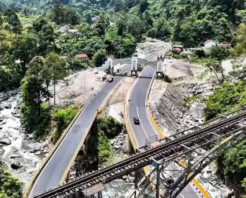 Jalan Nasional Lembah Anai di Kabupaten Tanah Datar, Sumatera Barat.