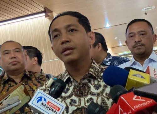 KPK selidiki isi amplop dari Bupati Kuansing, Suhardiman Amby untuk Menhut Raja Juli Antoni (foto/int)