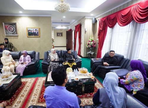 Sekdaprov Riau, Syahrial Abdi menerima audiensi tim Kementerian Kesehatan RI di Kediaman, Jumat (24/7/2026).