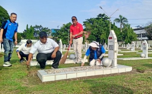 Ratusan umat Buddha Pekanbaru menggelar karya bhakti di TMP Kusuma Dharma (foto/ist)