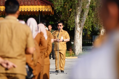 Sekda Riau, Syahrial Abdi saat memimpin apel di DPRD Riau, Pekanbaru (foto/int)