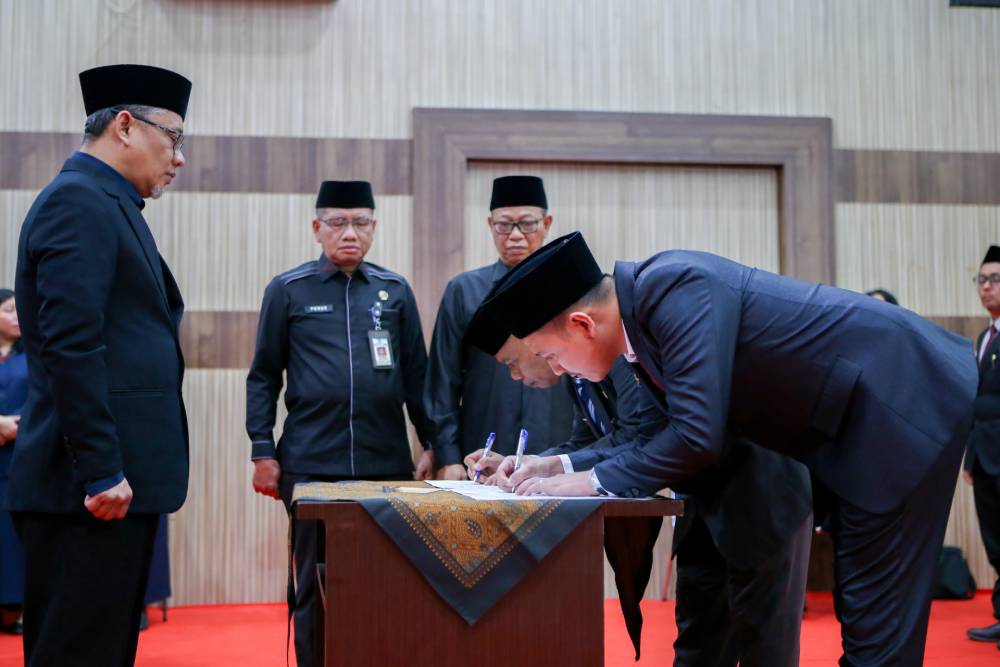 Sekda Fahmi Rizal, menyaksikan penandatangan SK pelantikan pejabat administrator dan pengawas di Pemko Dumai (foto/bambang)