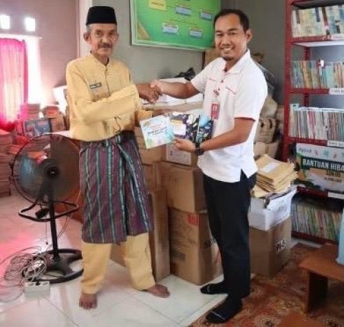 Penyerahan bantuan 80 buku bacaan kepada SD Negeri 005 Lubuk Gaung sebagai bagian dari upaya mendukung literasi dan pendidikan bagi generasi muda di sekitar wilayah operasional perusahaan.