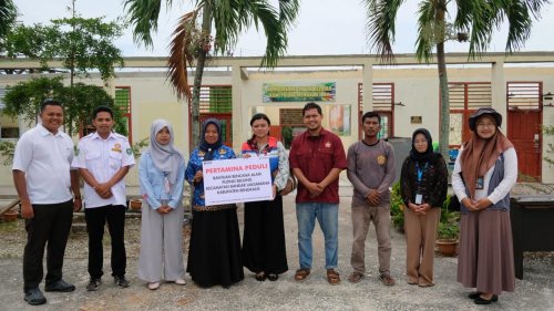 Pertamina Patra Niaga Kilang Sungai Pakning membantu pemulihan SMP yang terdampak puting beliung (foto/ist)
