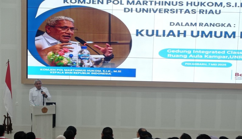Kepala BNN RI, Komjen Pol Marthinus Hukom, M.Si, saat memberikan kuliah umum di Unri (foto/rivo)
