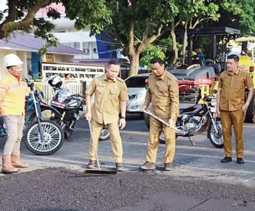 Walikota Pekanbaru Agung Nugroho didampingi Wawako Pekanbaru Markarius Anwar mengecek langsung perbaikan di Jalan Pepaya, Kecamatan Sukajadi, beberapa waktu lalu. 