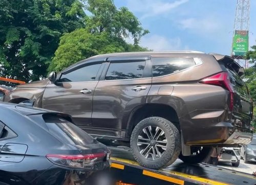 Mobil merek Pajero yang disita dari Istri Bupati Kuansing, Suhardiman Amby.