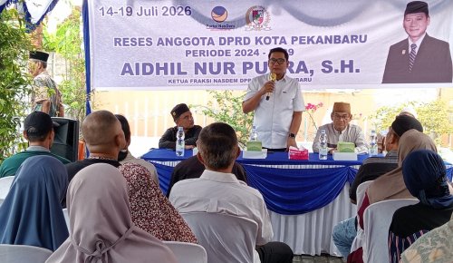 Ketua Fraksi Partai NasDem DPRD Kota Pekanbaru, Aidhil Nur Putra SH di RT 03 RW 03, Kelurahan Tampan, Kecamatan Payung Sekaki.(foto: mimi/halloriau.com)