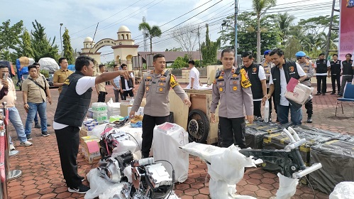 Kapolres Bengkalis AKBP Setyo Bimo Anggoro menunjukkan barang-barang ilegal yang diamankan (foto/zulkarnain)