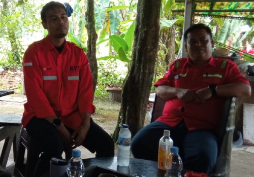 Koordinator TRC RPK PT Arara Abadi-APP Group, M Sutrisno (kanan) bersama FOMHead PT Arara Abadi-APP Group, Richard Sudinardo Sihombing.(foto: barkah/halloriau.com)