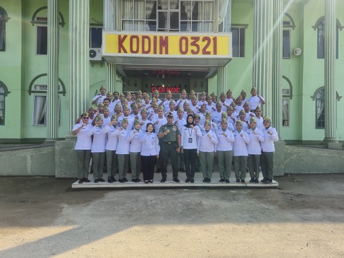 Satuan Polisi Pamong Praja (Satpol PP) menjemput sebuah mobil dinas milik Pemkab Kepulauan Meranti, Rabu (16/7/2025). (Foto: Tribun Pekanbaru)