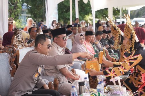 Kapolres Kuansing, AKBP Hidayat Perdana bersama Bupati Kuansing, Suhardiman Amby saat hadiri pembukaan Pacu Jalur Rayon I Inuman 2026.(foto: ultra/halloriau.com)