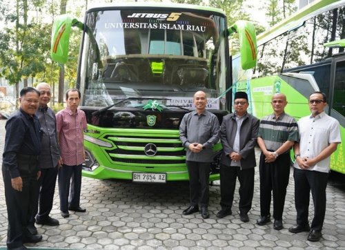 Universitas Islam Riau (UIR) meresmikan Mercedes-Benz Jet Bus 5 Medium untuk mendukung mobilitas dosen, tenaga kependidikan, dan mahasiswa dalam berbagai kegiatan akademik dan kemahasiswaan.